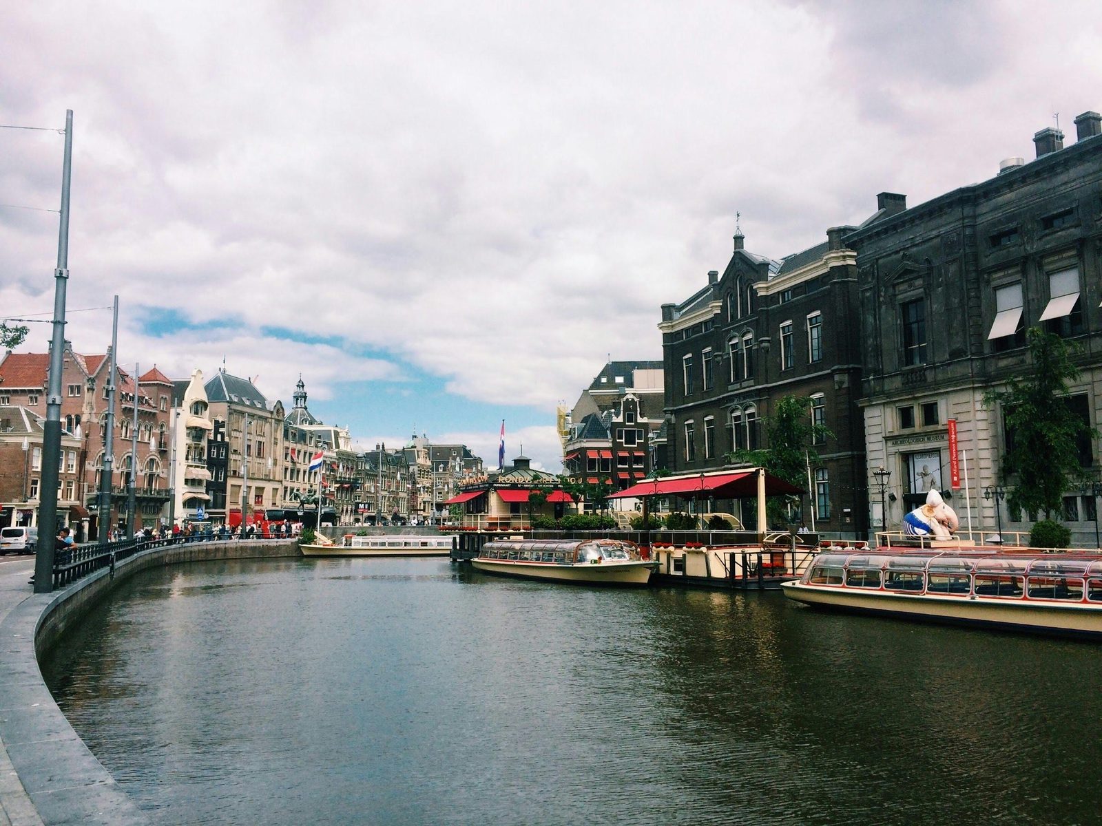 Amsterdam Rokin met rondvaartboten