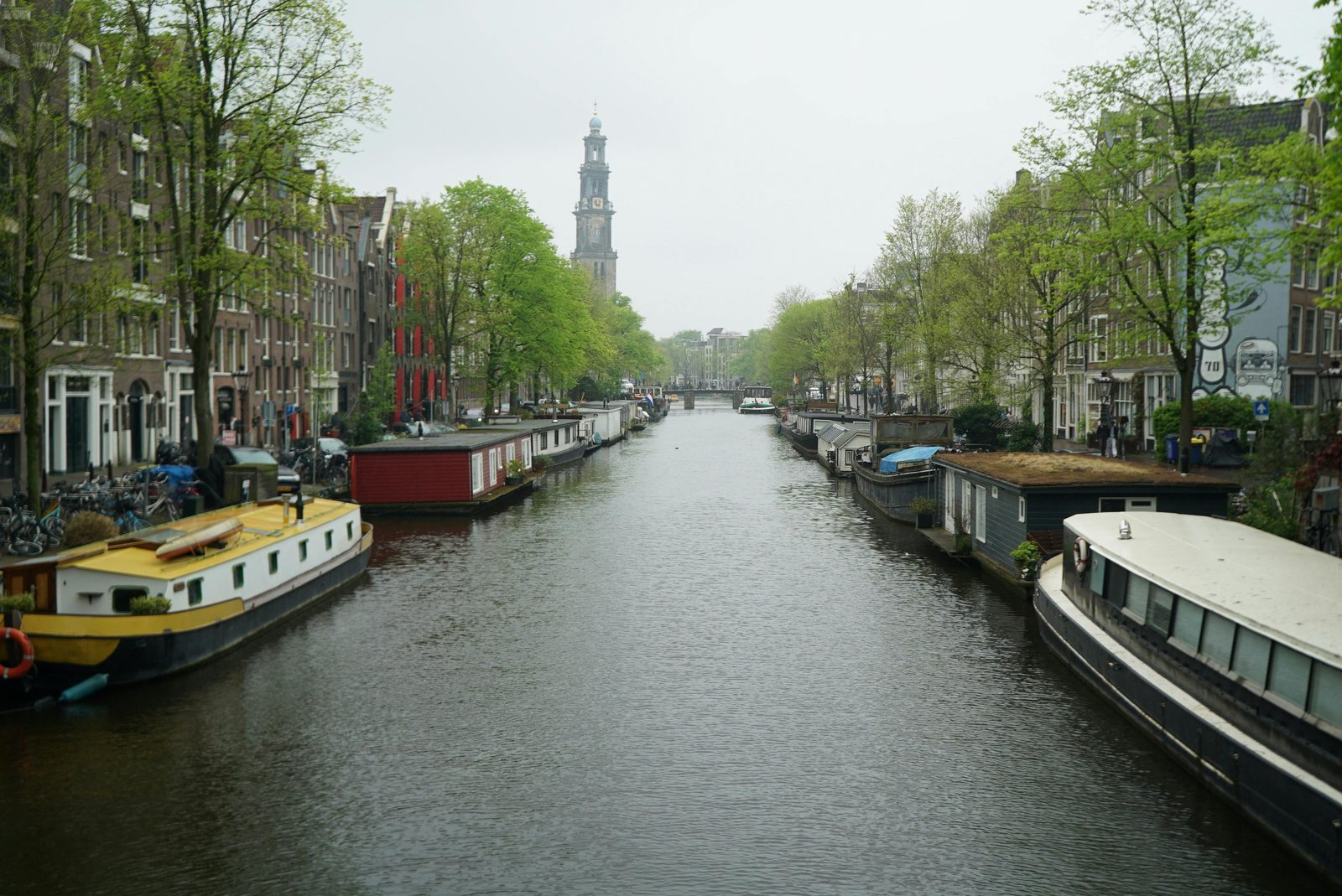Amsterdamse Prinsengracht met woonboten en de Westerkerk