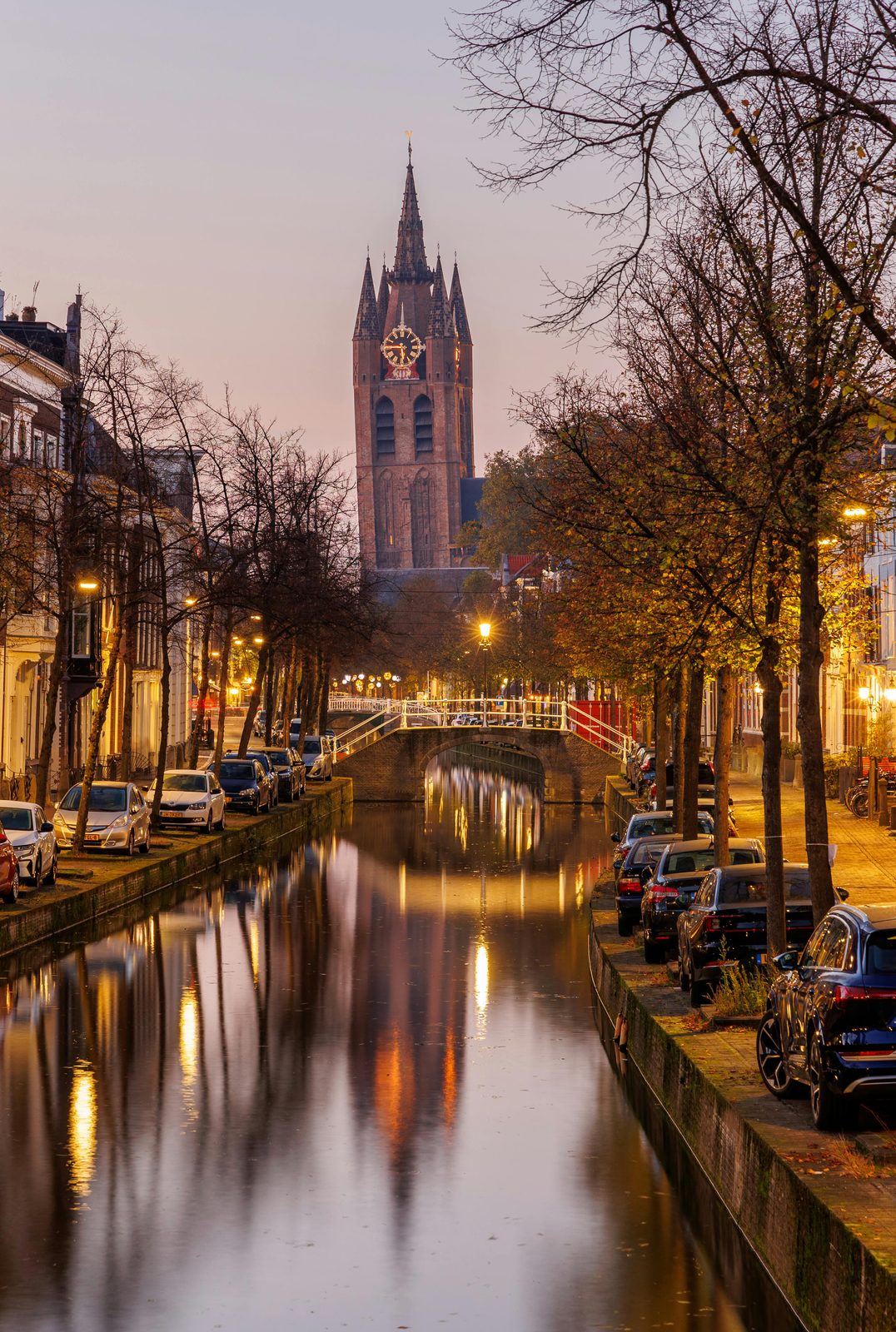 Delftse gracht met Oude Kerk in avondschemer