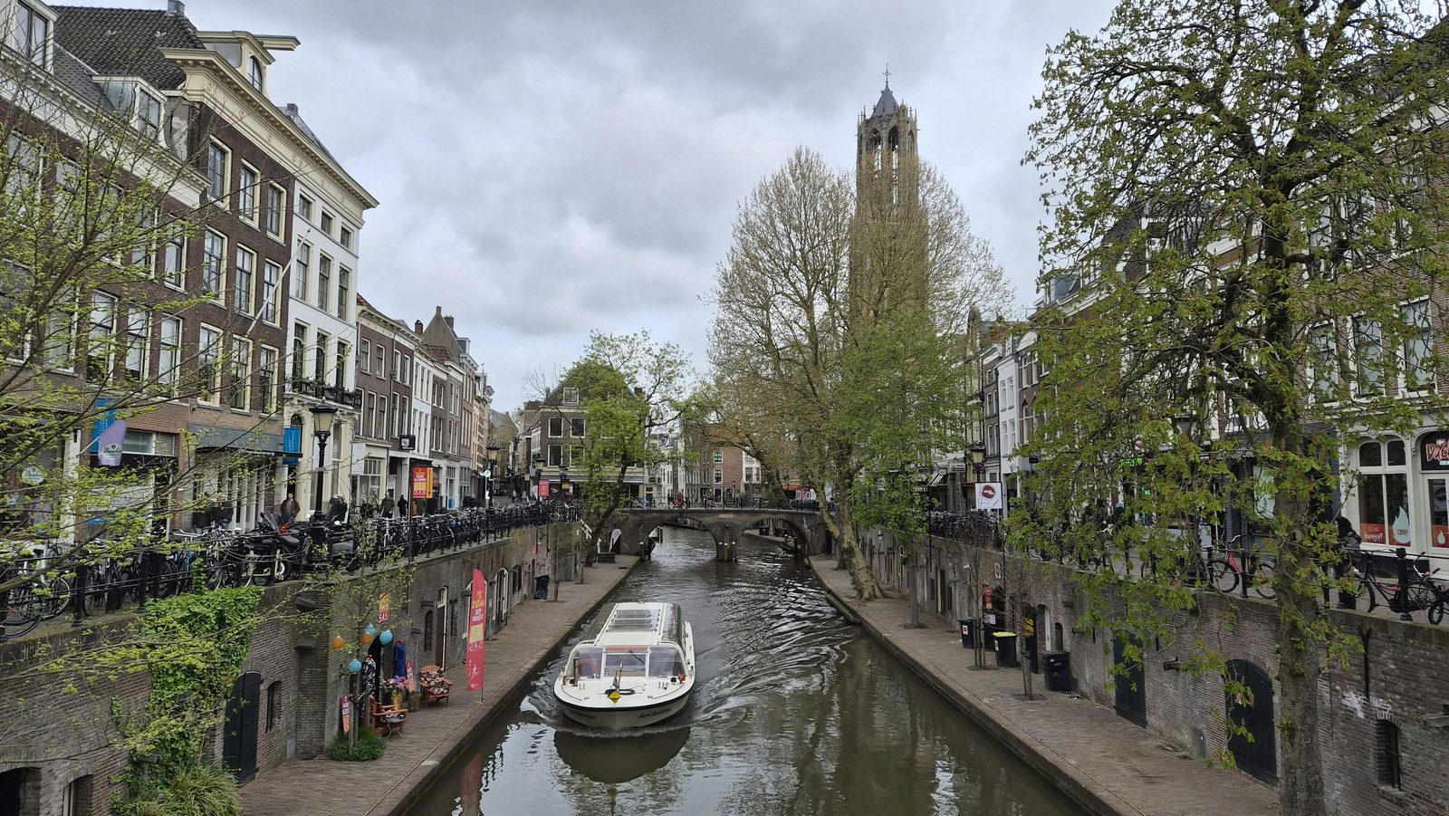 Utrechtse Domtoren boven de Oudegracht