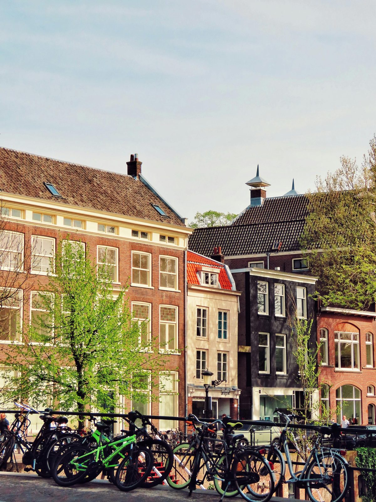 Utrechtse stadswoningen met fietsen